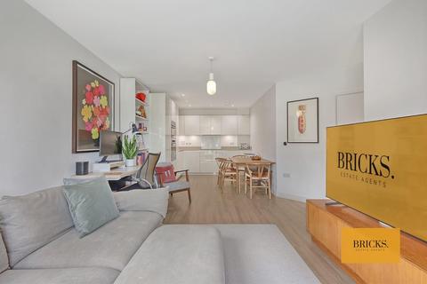 2 bedroom apartment for sale, Gubbins Lane, Romford RM3