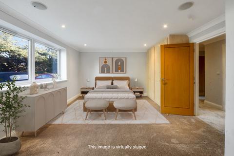 2 bedroom flat for sale, Lawn Close, Datchet, SL3