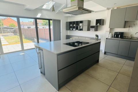 4 bedroom semi-detached house for sale, St Martins Road, UB7 7EP