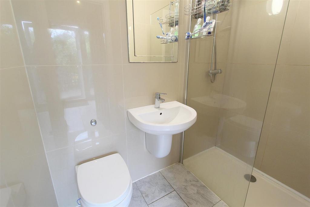 Bed 4 ensuite.JPG