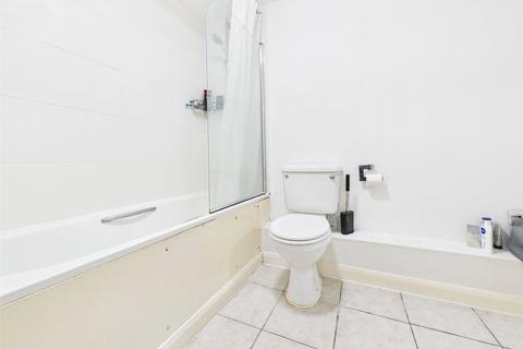 1 bedroom apartment to rent, Hanworth Road, Hampton