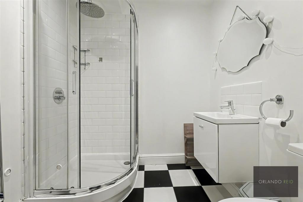 258 B Battersea Park Road SW11 3 BP-3.jpg