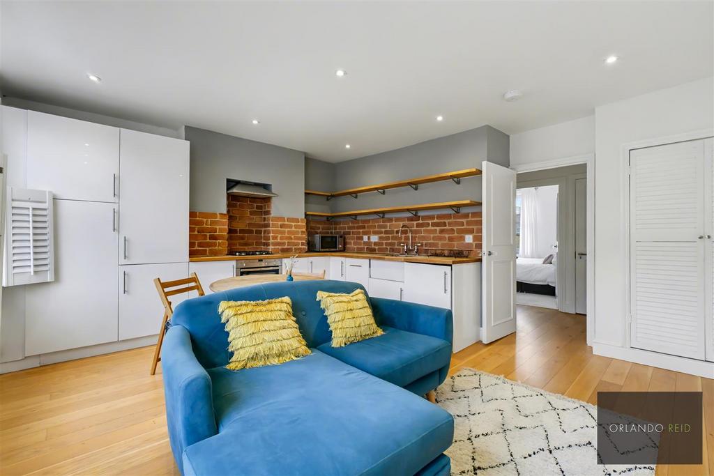 258 B Battersea Park Road SW11 3 BP-6.jpg