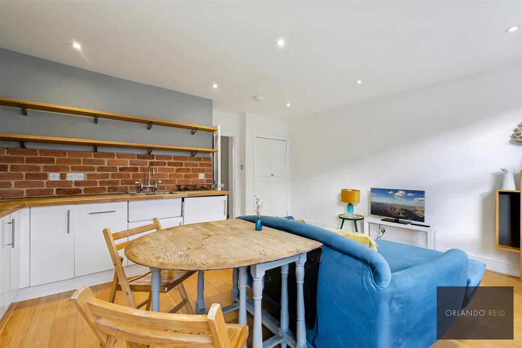 258 B Battersea Park Road SW11 3 BP-11.jpg