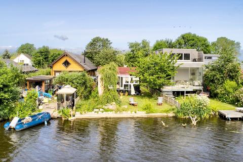 undefined, Wheatleys Eyot, Sunbury-on-Thames TW16