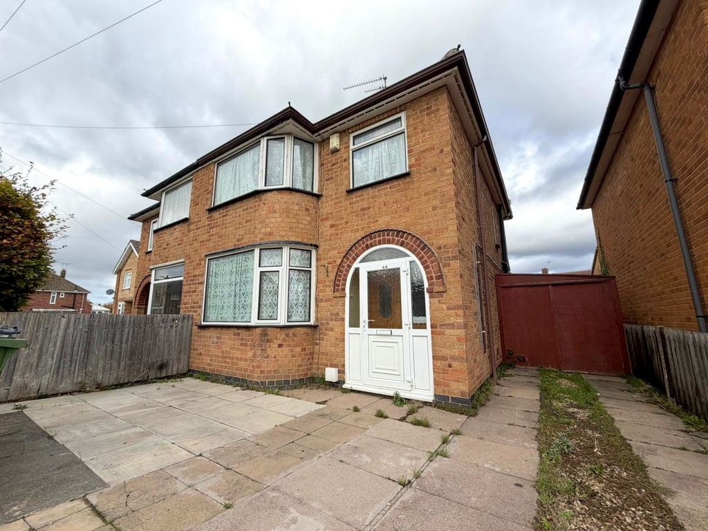 Willow Road 3 bed semi-detached house - £1,100 pcm (£254 pw)