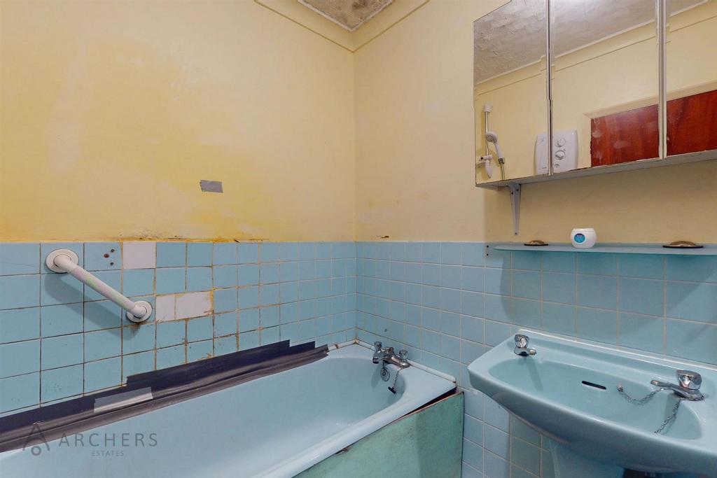 1,18 Moorbank Road(Interior)-11.jpg