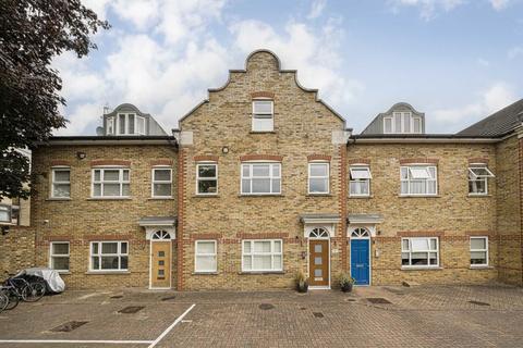 2 bedroom flat to rent, High Street, Hampton TW12