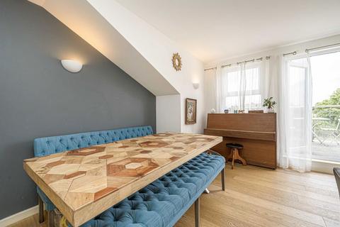 2 bedroom flat to rent, High Street, Hampton TW12