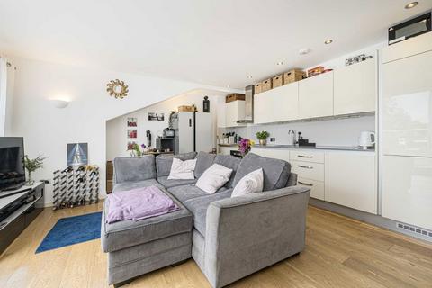 2 bedroom flat to rent, High Street, Hampton TW12