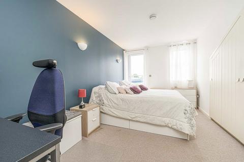 2 bedroom flat to rent, High Street, Hampton TW12