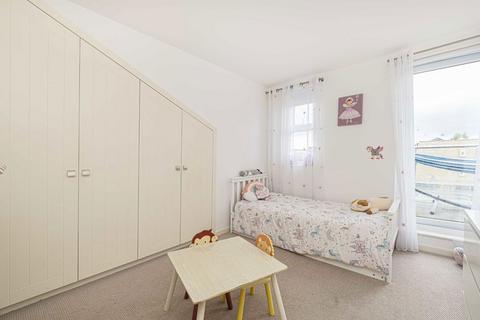 2 bedroom flat to rent, High Street, Hampton TW12