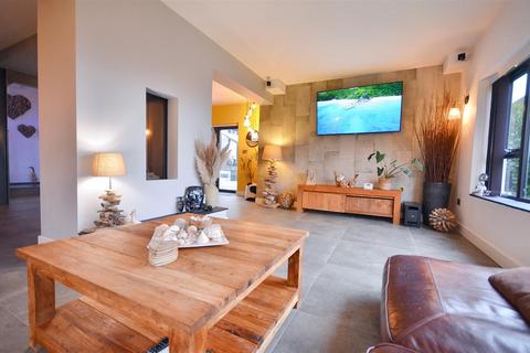 4 bedroom detached house for sale, Windmill Hill, Rough Close