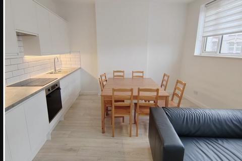 3 bedroom flat to rent, High Road, London NW10