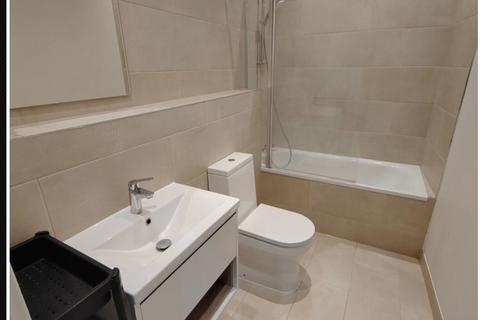 3 bedroom flat to rent, High Road, London NW10