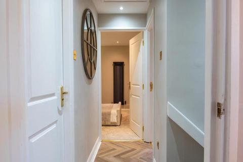 3 bedroom mews to rent, Southwick Mews, London W2