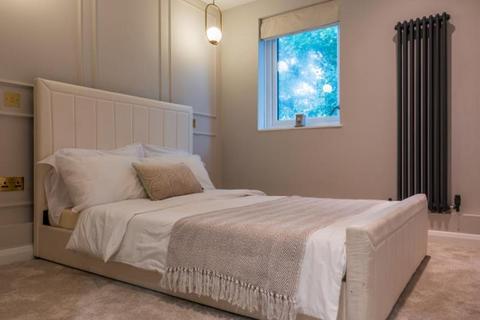 3 bedroom mews to rent, Southwick Mews, London W2