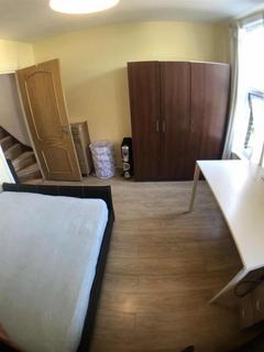 7 bedroom house share to rent, Mathews Park Avenue, London E15