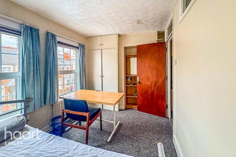 undefined, Pitcroft Avenue, READING