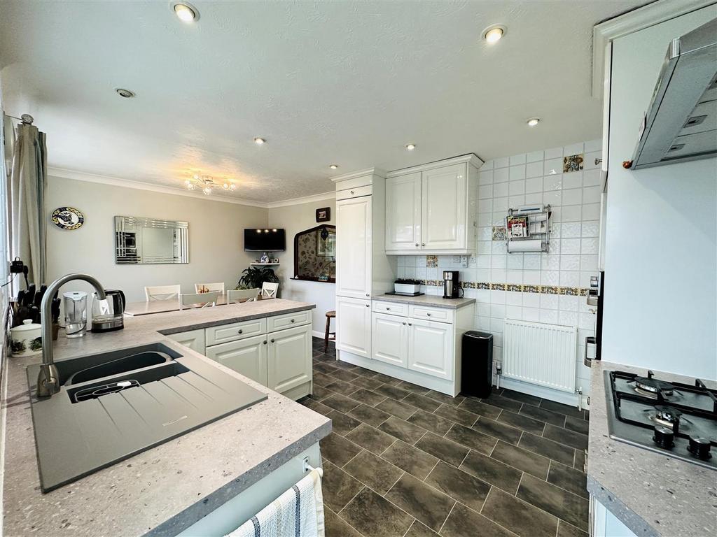 Kitchen2.jpg
