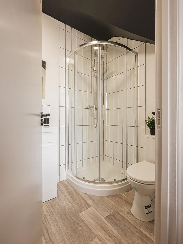 Bed 5 ensuite