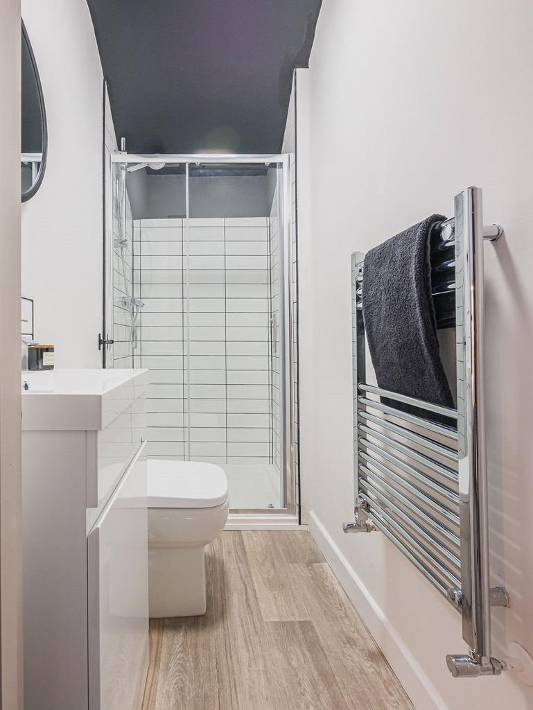 Bed 6 ensuite