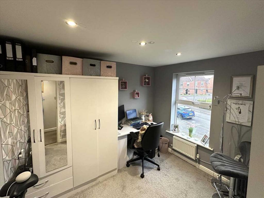 Ensuite shower room: