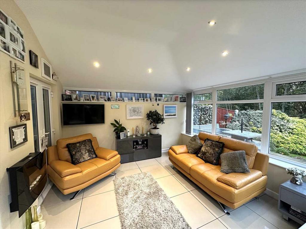 Front bedroom 3: