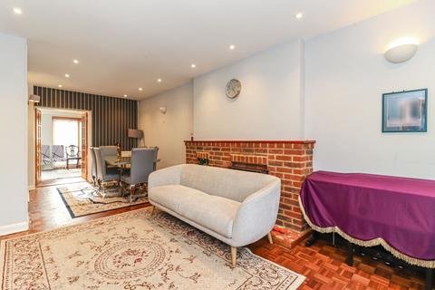 4 bedroom detached house to rent, All Saints Crescent, Watford, WD25