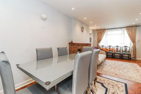 4 bedroom detached house to rent, All Saints Crescent, Watford, WD25