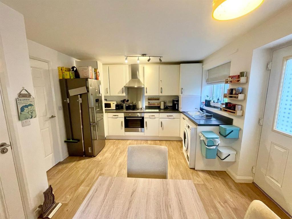 Kitchen 2.jpg