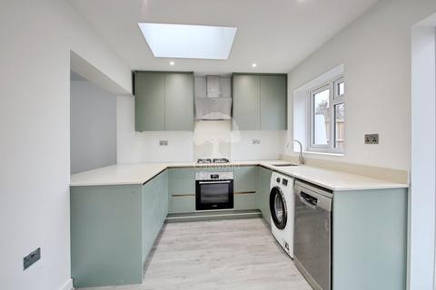 3 bedroom semi-detached house to rent, Parlaunt Road, Langley SL3