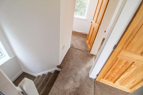 3 bedroom semi-detached house to rent, Malvern Close, Prestwich
