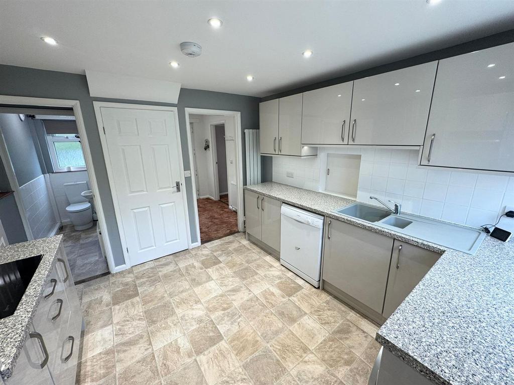 Kitchen Alt Angle.jpg
