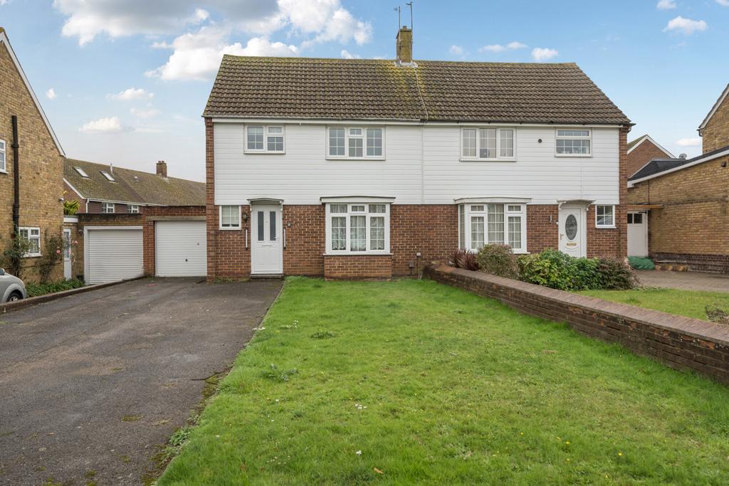 Maple Close Maple Close, Larkfield, Aylesford 3 bed semi-detached house - £325,000