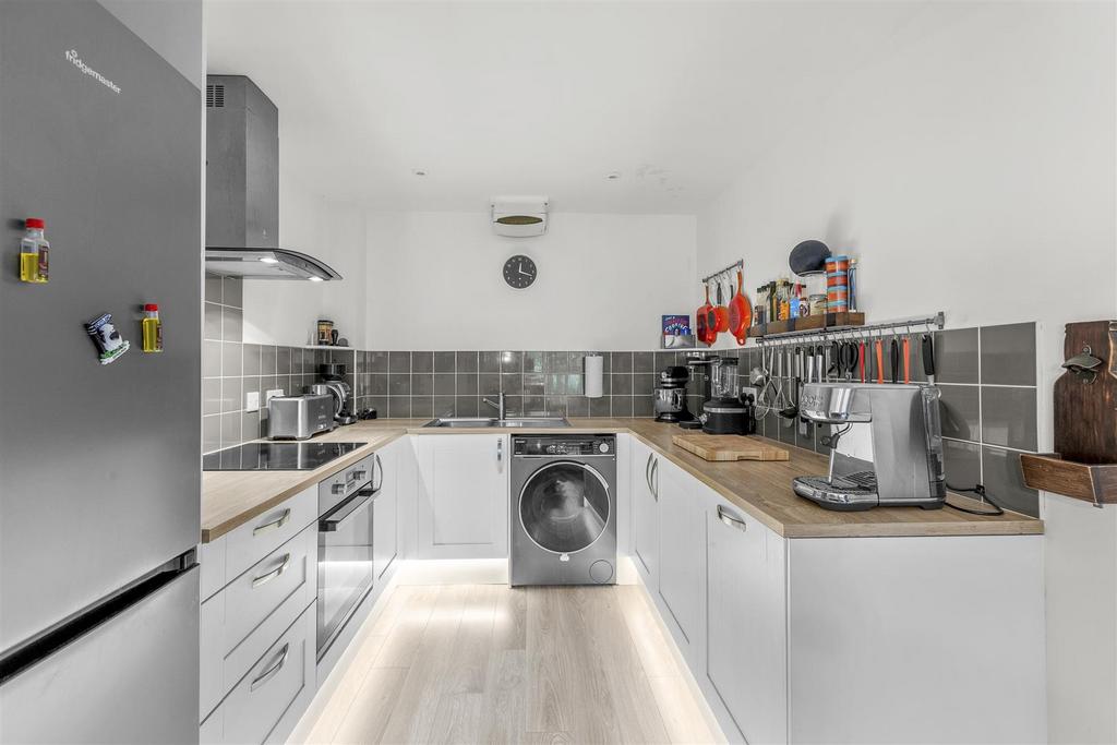 18 Flitcroft Lea, HP13 5 LE-5.jpg