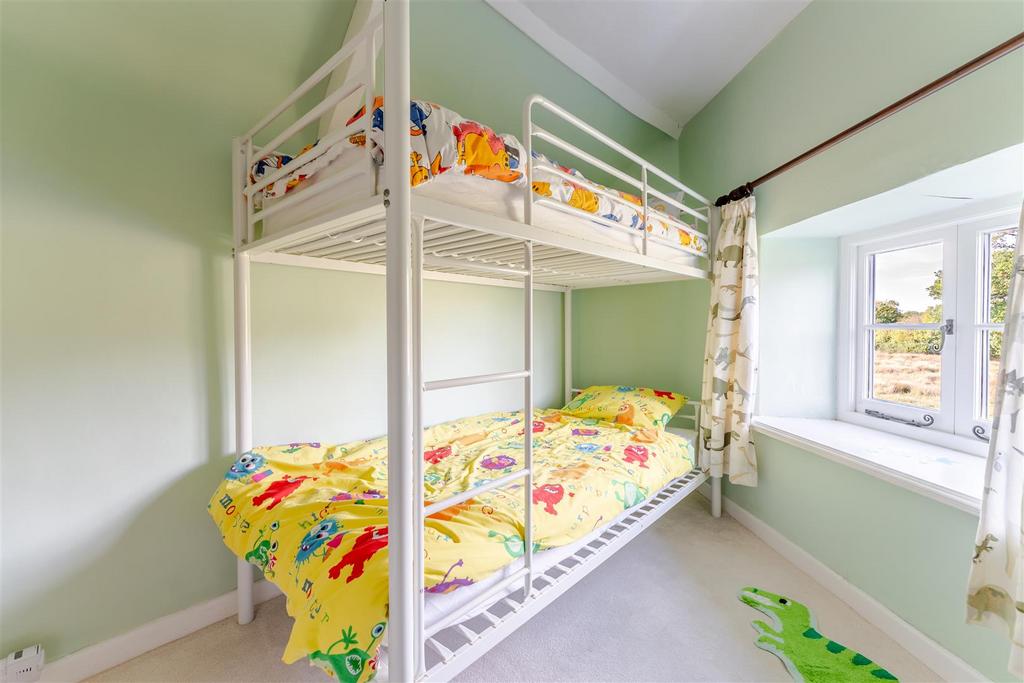 22 - bedroom.jpg