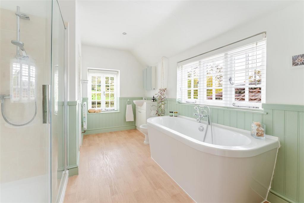 23 - bathroom.jpg