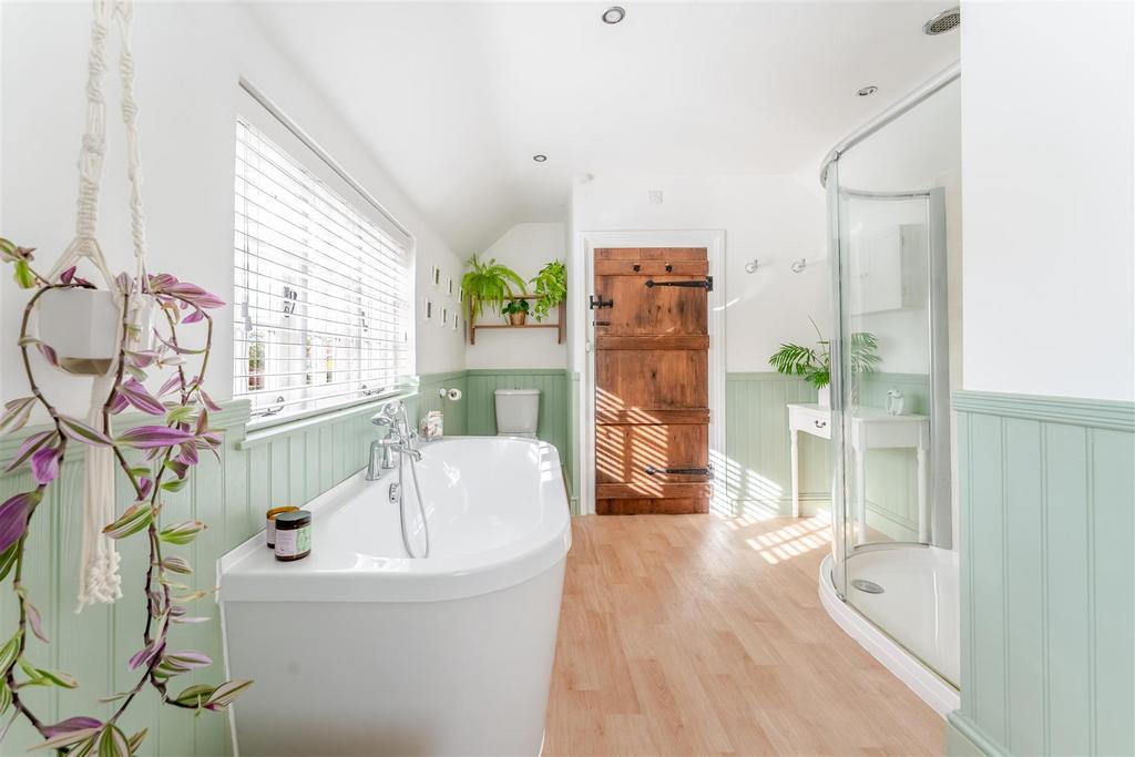 24 - bathroom.jpg