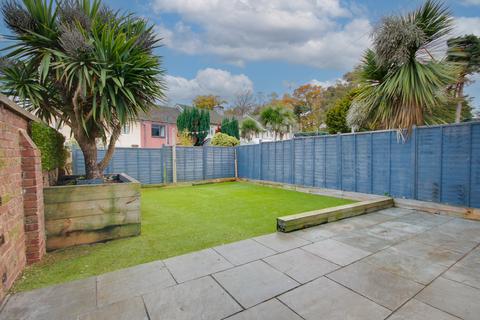 THORNHILL! NO FORWARD CHAIN! STUNNING GARDEN!