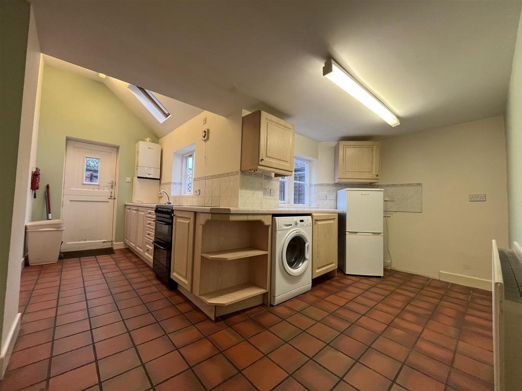 Kitchen 2.JPG