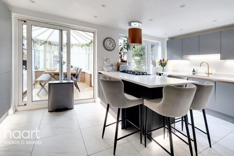 3 bedroom semi-detached house for sale, Holt Road, Harold Hill