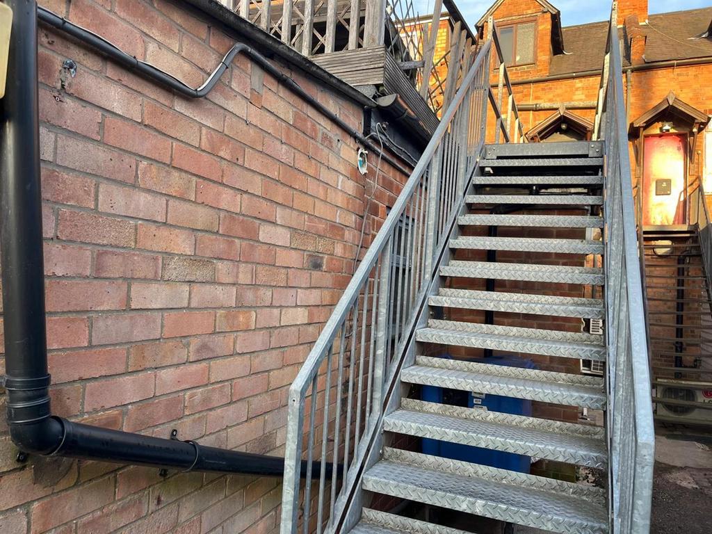 5a Swan Street - Staircase .jpeg