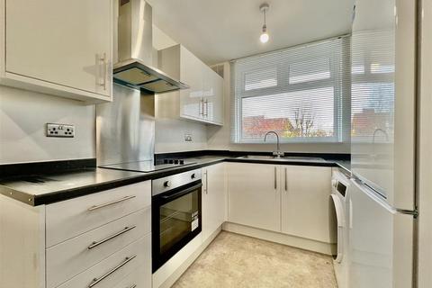 2 bedroom apartment to rent, Benson Close, Hounslow TW3