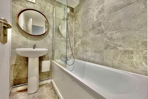 2 bedroom apartment to rent, Benson Close, Hounslow TW3