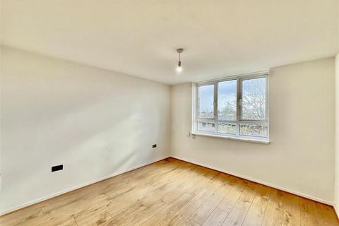 2 bedroom apartment to rent, Benson Close, Hounslow TW3
