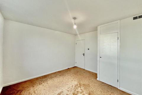 2 bedroom apartment to rent, Benson Close, Hounslow TW3