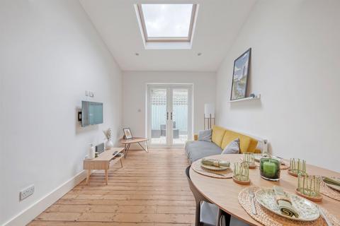 2 bedroom maisonette to rent, Douro Street, London E3