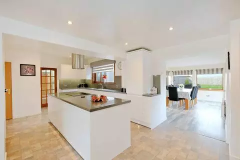 6 bedroom detached house for sale