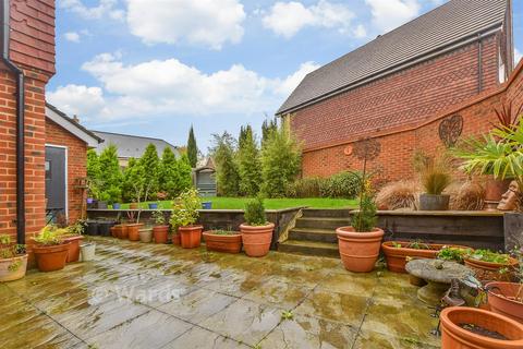 3 bedroom detached house for sale, Bramling Gardens, Tonbridge TN17